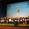 Společná fotografie vítězů soutěže na evropské i národní úrovni (Cena Karla Velikého pro mladé 2015; foto Eva Beránková)