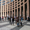 Mladí lidé na nádvoří budovy Evropského parlamentu (foto Michala K. Rocmanová)