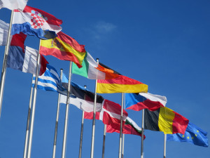 Vlajky před Evropským parlamentem na EYE 2016 (foto Michala K. Rocmanová)