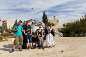 U glóbusu před jeruzalémským Starým městem (foto Adi Sharabi)