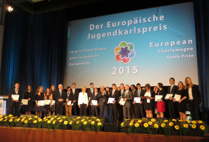 Společná fotografie vítězů soutěže na evropské i národní úrovni (Cena Karla Velikého pro mladé 2015; foto Eva Beránková)