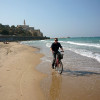 Projížďka na kole po Tel Avivu (v pozadí historický přístav Jaffa)